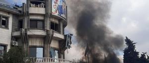 Während eines Protests im syrischen Suwaida steigt Rauch auf.