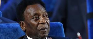 Der Brasilianer Pele bei der Auslosung der Fußball-Weltmeisterschaft 2018 im Kreml in Moskau.