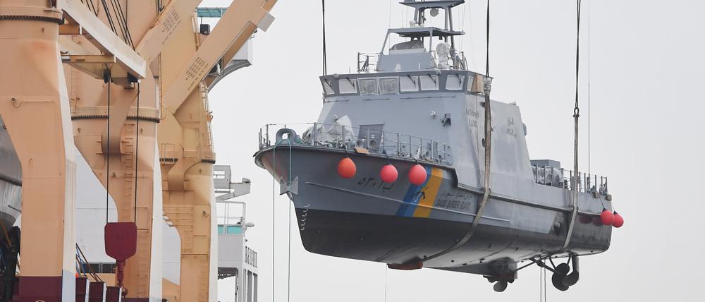 Auf diesem Archivbild ist zu sehen, wie im Hafen von Mukran auf Rügen ein Küstenschutzboot für Saudi-Arabien auf ein Transportschiff verladen wird.