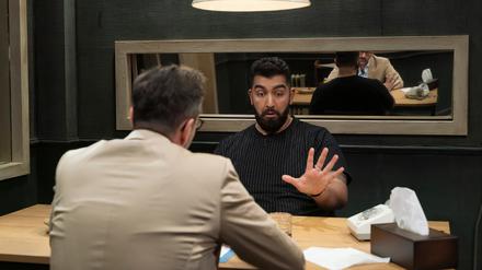 Eine Debatte? Keine Debatte? Der Comedian Faisal Kawusi (rechts) stellt sich den Fragen von Kurt Krömer.