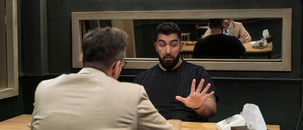 Eine Debatte? Keine Debatte? Der Comedian Faisal Kawusi (rechts) stellt sich den Fragen von Kurt Krömer.
