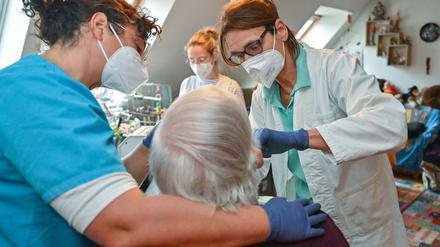 Kerstin Finger (r), Zahnärztin, sowie die beiden Zahnmedizinischen Fachangestellten Biana Langlott (l) und Julia Beneke, sind zu einem Hausbesuch bei einem 80-Jährigen Patienten in Prenzlau.
