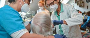 Kerstin Finger (r), Zahnärztin, sowie die beiden Zahnmedizinischen Fachangestellten Biana Langlott (l) und Julia Beneke, sind zu einem Hausbesuch bei einem 80-Jährigen Patienten in Prenzlau. 