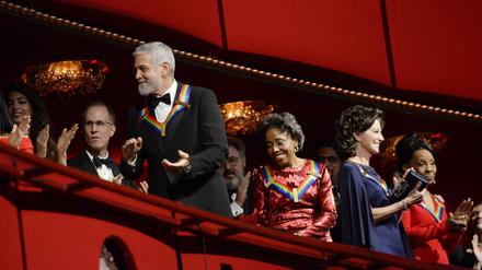 George Clooney, Tania Leon, Amy Grant und Gladys Night (v.l.n.r.) bei ihrer Ankunft zur Verleihung der Ehrung vom Kennedy Center in Washington, USA.