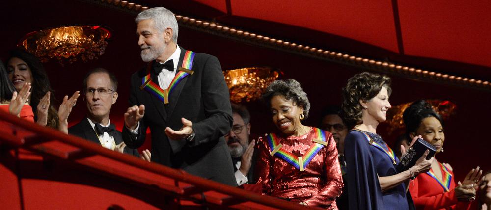 George Clooney, Tania Leon, Amy Grant und Gladys Night (v.l.n.r.) bei ihrer Ankunft zur Verleihung der Ehrung vom Kennedy Center in Washington, USA. 