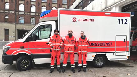Die Johanniter haben in einer Feuerwehr-Wache in Schöneberg einen neuen Rettungswagen in Dienst gestellt.