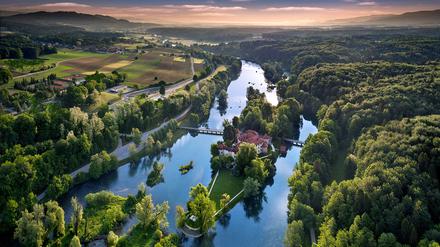 Die smaragdgrüne Krka umfließt die Mauern von Grad Otočec in einer zärtlichen Umarmung.