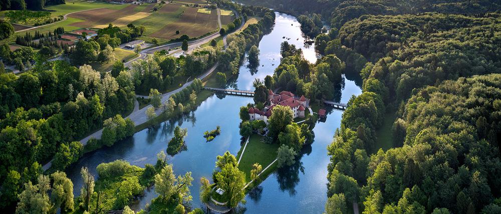 Die smaragdgrüne Krka umfließt die Mauern von Grad Otočec in einer zärtlichen Umarmung.