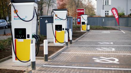 Auf dem Parkplatz eines Berliner Rewe-Marktes stehen Schnellladesäulen