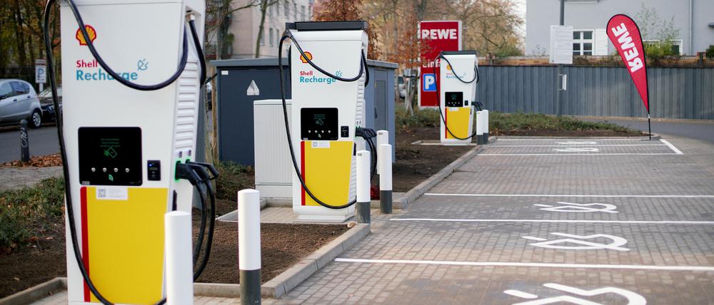 Auf dem Parkplatz eines Berliner Rewe-Marktes stehen Schnellladesäulen