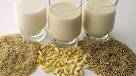 Milchalternativen werden immer beliebter, vor allem in den Großstädten V.l.n.r.: Reisdrink, Sojadrink und Haferdrink.