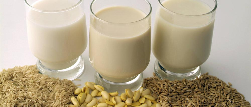 Milchalternativen werden immer beliebter, vor allem in den Großstädten V.l.n.r.: Reisdrink, Sojadrink und Haferdrink.