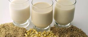 Milchalternativen werden immer beliebter, vor allem in den Großstädten V.l.n.r.: Reisdrink, Sojadrink und Haferdrink.