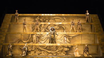 Unbeherrschter Herrscher: Mitridate (Pene Pati) lässt sich von seinen Söhnen huldigen.