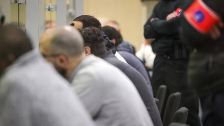 Sonderpolizisten stehen hinter den Angeklagten in einem Glaskasten während des Beginns des Prozesses für die Brüsseler Anschläge vom 22. März 2016.