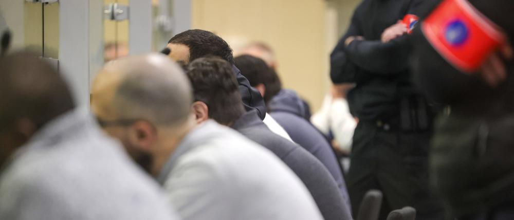 Sonderpolizisten stehen hinter den Angeklagten in einem Glaskasten während des Beginns des Prozesses für die Brüsseler Anschläge vom 22. März 2016.