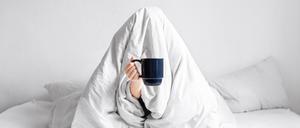 Kaffee kann nur kurzzeitig helfen, wach zu werden. Sobald der Koffeingehalt im Blut nachlässt, sorgt ein Botenstoff wieder langsam aber sicher für Müdigkeit.