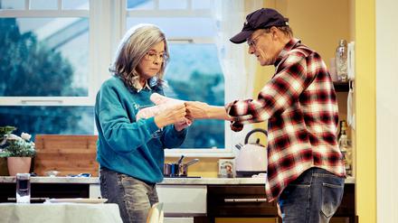 Nancy (Franziska Walser) und Bill French (Edgar Selge) in „Rosige Aussicht“.