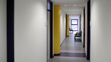 Ein leerer Gang in einer Behörde.