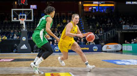 Laina Snyder (rechts) gehört bei Alba regelmäßig zu den besten Werferinnen.