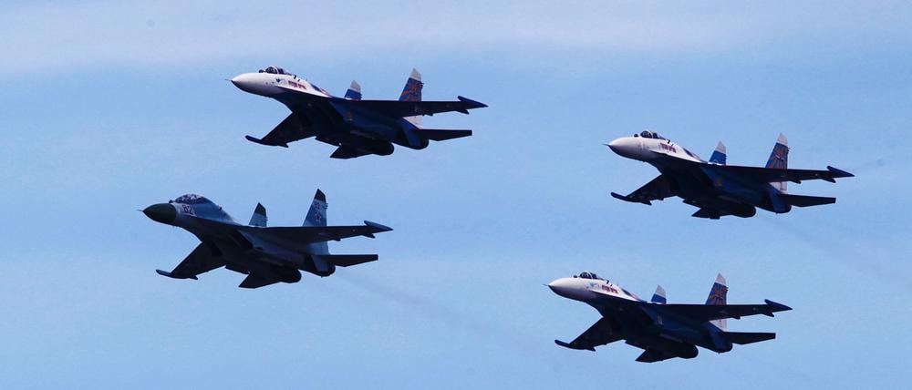 Die russische Kunstfluggruppe „Russkiye Vityazi“ (Russische Ritter) auf SU-27-Kampfflugzeugen bei der Flugschau MAKS 2011 in der Stadt Zhukovsky, Region Moskau, Russland, 19. August 2011. 