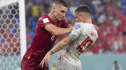 Serbiens Nikola Milenkovic (M.) mit dem Schweizer Granit Xhaka