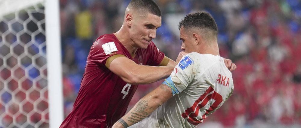 Serbiens Nikola Milenkovic (M.) mit dem Schweizer Granit Xhaka