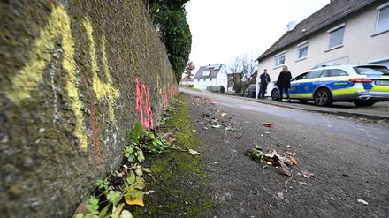 Markierungen der Spurensicherung der Polizei sind am Tatort auf einem Weg angebracht.