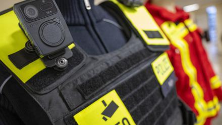 Eine Bodycam ist auf einer Polizeiuniform angebracht, aufgenommen bei einem Pressetermin zur Ausweitung des Einsatzes von Bodycams bei Berliner Polizei und Feuerwehr. Der Probelauf mit den kleinen Kameras an Uniformen von Polizisten und Feuerwehrleuten wird ausgeweitet. +++ dpa-Bildfunk +++
