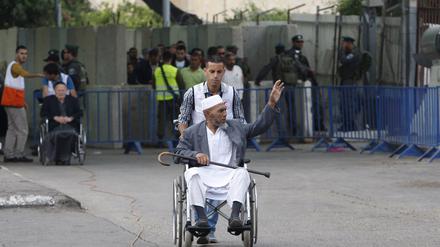 Ein Rollstuhlfahrer darf einen israelischen Checkpoint bei Bethlehem passieren. Vielen chronisch Kranken wird derzeit der Zugang zu medizinischer Behandlung in Israel verwehrt.
