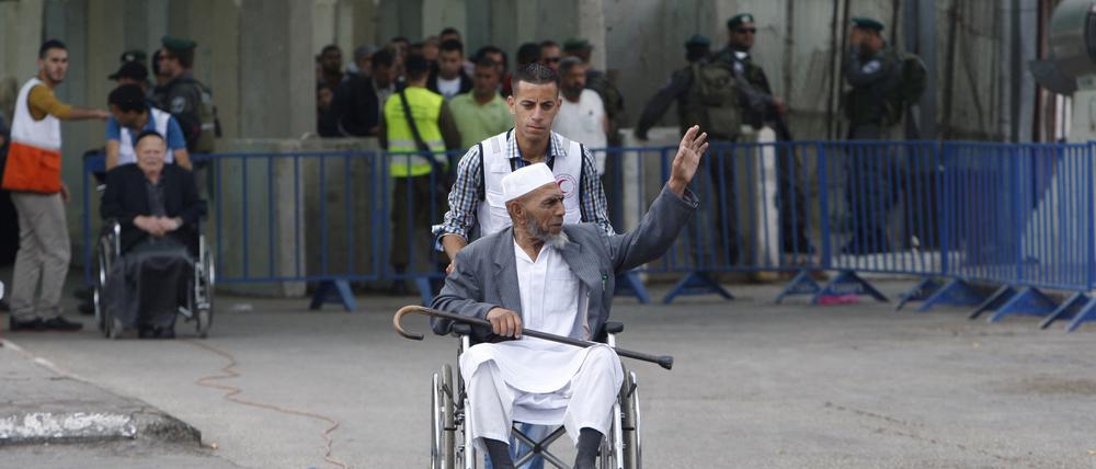 Ein Rollstuhlfahrer darf einen israelischen Checkpoint bei Bethlehem passieren. Vielen chronisch Kranken wird derzeit der Zugang zu medizinischer Behandlung in Israel verwehrt.