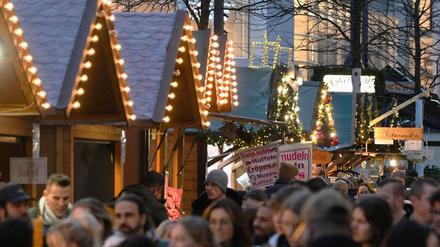 Menschen sind beim Einkaufen in Düsseldorf.