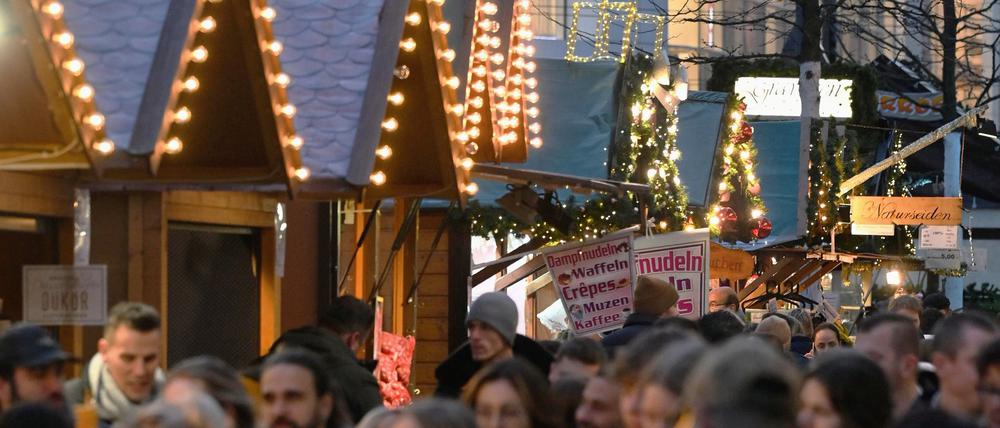 Menschen sind beim Einkaufen in Düsseldorf.