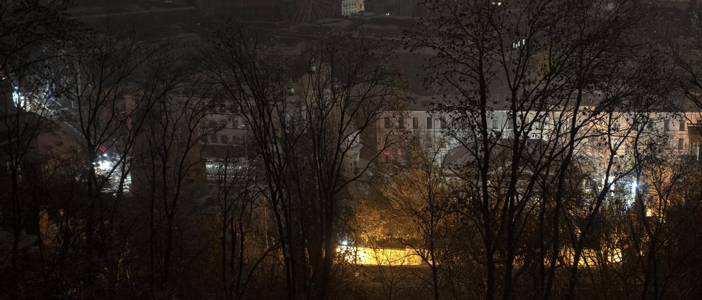 Kiew ist während eines Stromausfalls nach einem russischen Raketenangriff unbeleuchtet (Archivbild).