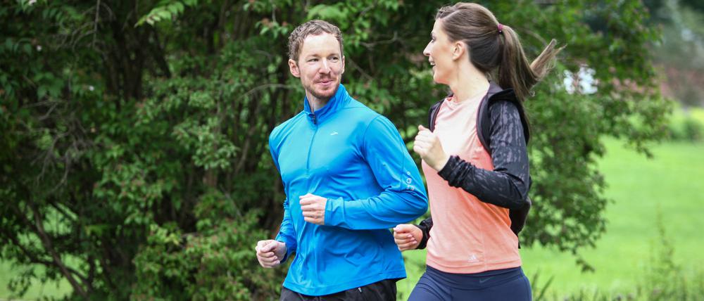 Es gibt viele attraktive Laufstrecken im Südwesten: Wenn man sich beim Joggen noch ohne Probleme unterhalten kann, passt das Lauftempo.