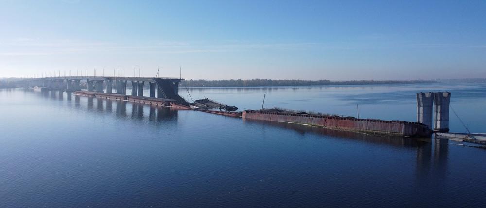 FILE PHOTO: A view shows the destroyed Antonivskyi bridge over the Dnipro river after Russia's retreat from Kherson, in Kherson, Ukraine November 15, 2022.