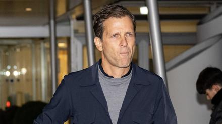 Oliver Bierhoff kommt am Flughafen in München an.