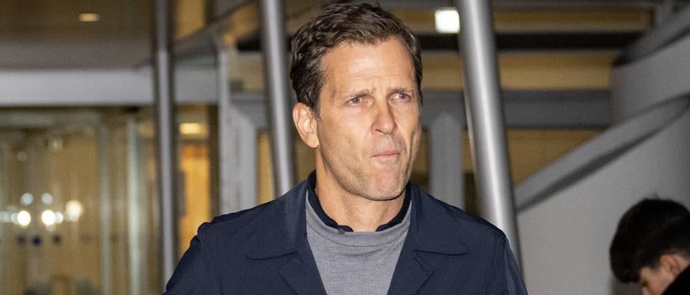 Oliver Bierhoff kommt am Flughafen in München an.