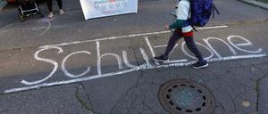 22.09.2022, Berlin, GER - Aktionstag der Schulwegkampagne Schulzone der Organisation Changing Cities vor der Grundschule auf dem Tempelhofer Feld. Changing Cities fordert die jaehrliche Einrichtung von 100 verkehrsberuhigter Schulzonen bis zum Jahr 2030, sogenannter Schulzonen. Aktion, Aktionstag, Alltag, aussen, Aussenaufnahme, Berlin, bis 10 Jahre, Changing Cities, deutsch, Deutschland, Europa, europaeisch, Gesellschaft, Grundschueler, Herbst, Jahreszeit, Kinder, Klassenkameraden, Menschen, Personen, QF, Querformat, Schueler, Schulkinder, Schulweg, Schulwegkampagne, Schulzone, Stadt, Stadtleben, Strasse, Strassenszene, verkehrsberuhigt, Verkehrsberuhigung, Westeuropa, Wirtschaft 220922D762BERLIN.JPG *** 22 09 2022, Berlin, GER Action d