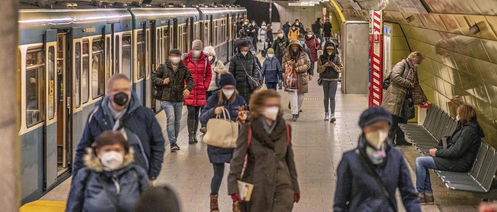 Fahrgäste mit FFP2-Masken in der Münchner U-Bahn.