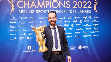 Der einzige große Sieger vor Ort. Radprofi Simon Geschke nahm seinen Preis tatsächlich persönlich entgegen.