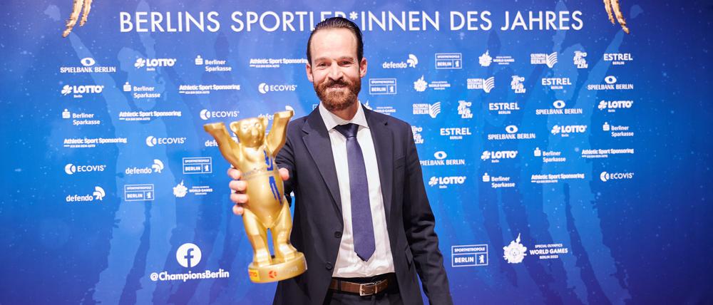 Der einzige große Sieger vor Ort. Radprofi Simon Geschke nahm seinen Preis tatsächlich persönlich entgegen.