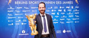 Der einzige große Sieger vor Ort. Radprofi Simon Geschke nahm seinen Preis tatsächlich persönlich entgegen.