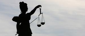 Die Göttin Justitia ist das Symbol für Gerechtigkeit und Justiz. Richter sollen nach ihrem Vorbild über einen Sachverhalt entscheiden.