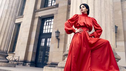 Fatma Said vor der Fassade des Konzerthauses