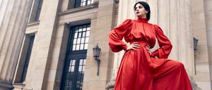 Fatma Said vor der Fassade des Konzerthauses