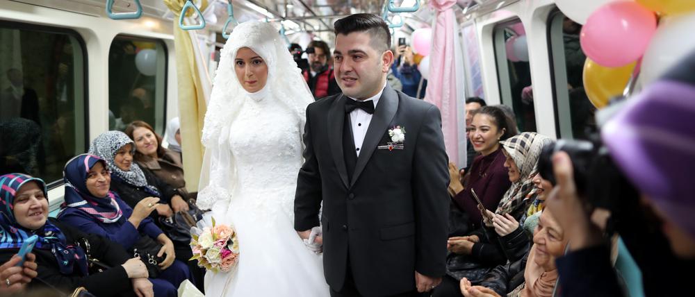 Bei Hochzeiten muss gespart werden: Ein Brautpaar feiert in der U-Bahn, was seit einigen Jahren erlaubt ist.