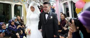Bei Hochzeiten muss gespart werden: Ein Brautpaar feiert in der U-Bahn, was seit einigen Jahren erlaubt ist.
