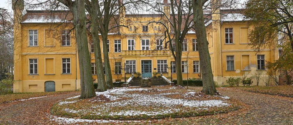 Blick auf das winterliche Schloss Wartin. 