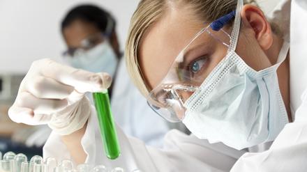 Vollzeit im Labor, aber nur in Teilzeit beschäftigt: Das ist gängige Praxis in der Wissenschaft.